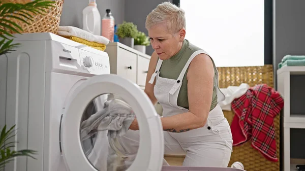 Middle Age Grey Haired Woman Washing Clothes Laundry Room — Stock Photo, Image
