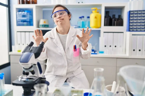 Chica Hispana Con Síndrome Que Trabaja Laboratorio Científico Alejando Las — Foto de Stock