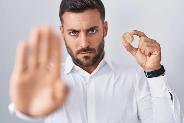 Όμορφος Ισπανόφωνος Άνδρας Κρατώντας Polkadot Coin Cryptocurrency Ανοικτό Χέρι Κάνει — Φωτογραφία Αρχείου
