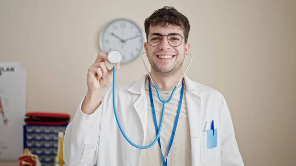 Ung Latinamerikansk Man Läkare Ler Säker Hålla Stetoskop Kliniken — Stockfoto
