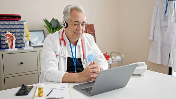 Μεσήλικας Γκρίζα Μαλλιά Γιατρός Κάνει Online Ραντεβού Στην Κλινική — Φωτογραφία Αρχείου