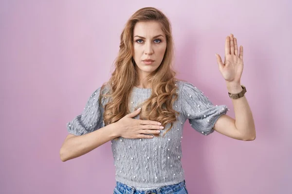 Beautiful Blonde Woman Standing Pink Background Swearing Hand Chest Open — Stock Photo, Image