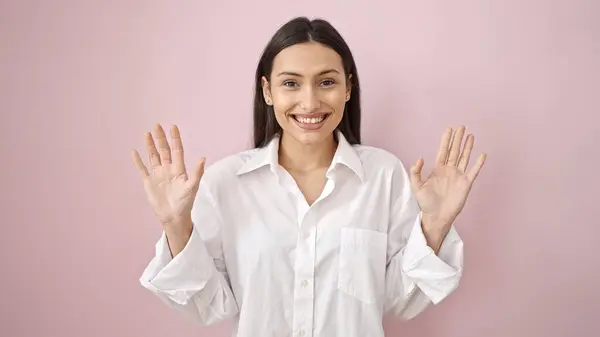 Junge Schöne Hispanische Frau Lächelt Zuversichtlich Stehend Mit Erhobenen Händen — Stockfoto