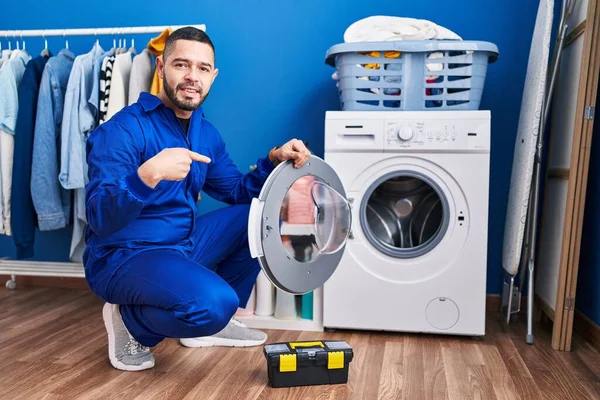 Hispanischer Reparaturarbeiter Der Waschmaschine Lächelt Glücklich Und Zeigt Mit Hand — Stockfoto