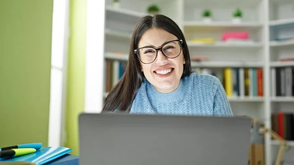 Kütüphanede Gülümseyen Dizüstü Bilgisayar Kullanan Spanyol Bir Kız Öğrenci — Stok fotoğraf