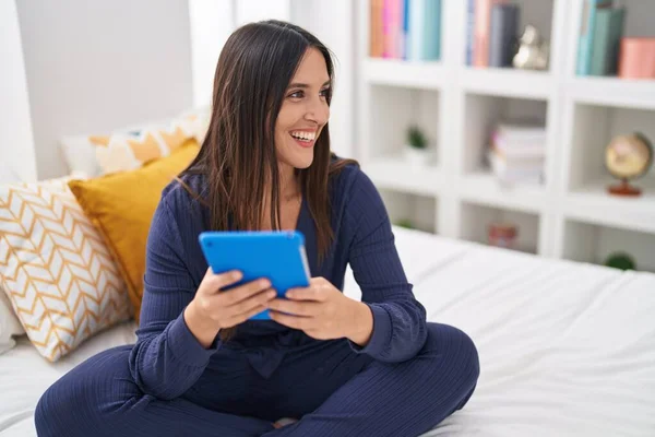 Young Beautiful Hispanic Woman Using Touchpad Sitting Bed Bedroom — ストック写真