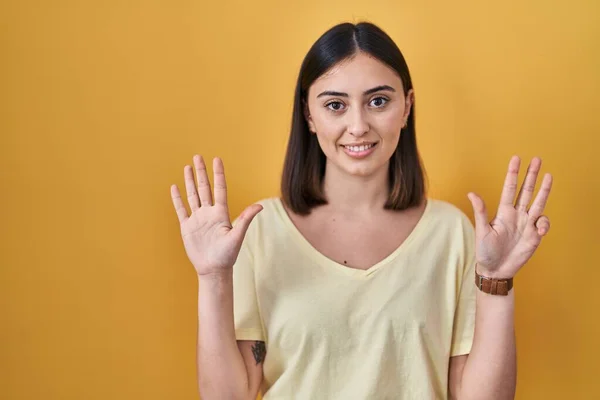 Latino Meisje Dragen Casual Shirt Gele Achtergrond Tonen Wijzen Met — Stockfoto
