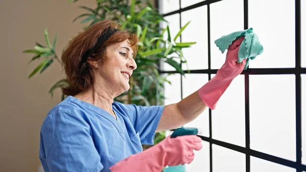 Жінка Середнього Віку Професійний Прибиральник Миття Вікна Усміхнений Будинок — стокове фото