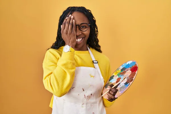 Mujer Africana Sosteniendo Paleta Pintores Cubriendo Ojo Con Mano Sonrisa —  Fotos de Stock