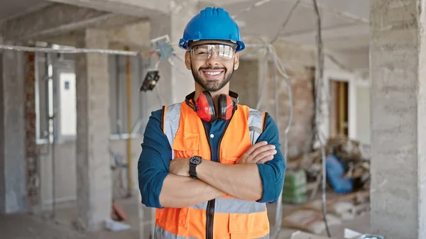 Ung Latinamerikansk Man Byggmästare Ler Säker Med Korsade Bär Hatt — Stockfoto