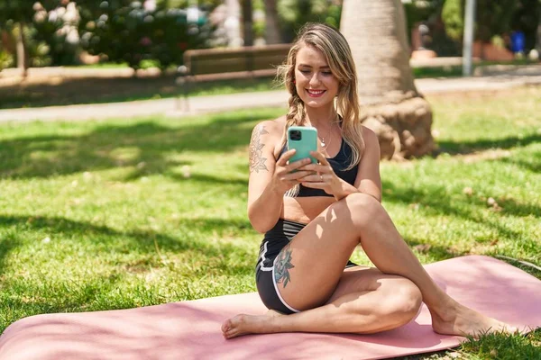 Mujer Joven Usando Entrenamiento Teléfonos Inteligentes Parque —  Fotos de Stock
