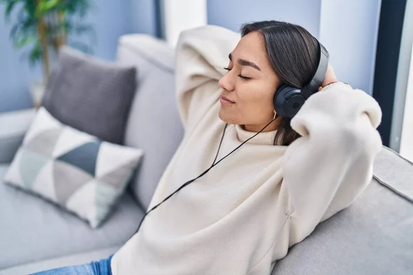 Mujer Hispana Joven Escuchando Música Sentada Sofá Casa —  Fotos de Stock