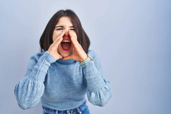 Mladý Hispánec Žena Stojící Nad Modrým Pozadím Křičí Rozzlobený Nahlas — Stock fotografie