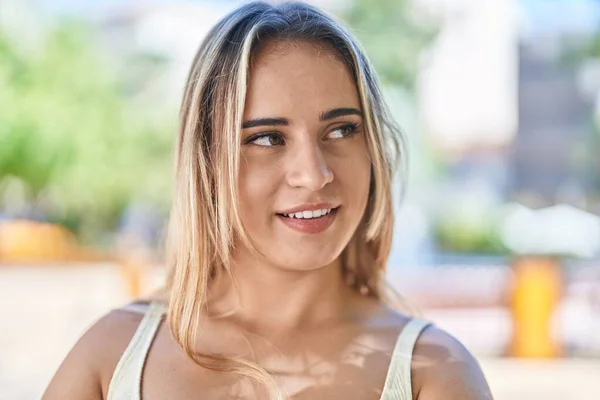 Young Blonde Woman Smiling Confident Looking Side Park — Stockfoto