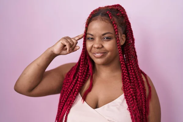 Mujer Afroamericana Con Pelo Trenzado Pie Sobre Fondo Rosa Sonriendo —  Fotos de Stock