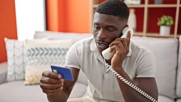 Africký Američan Mluví Telefonu Drží Kreditní Kartu Doma — Stock fotografie