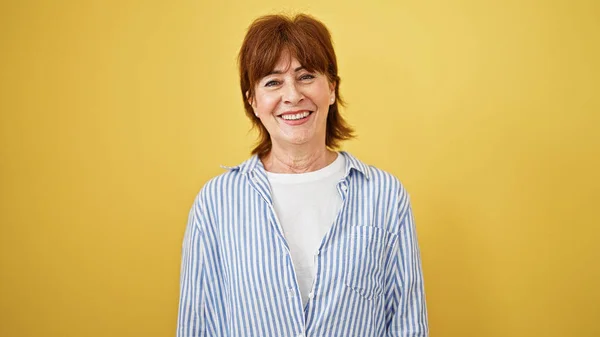 Mujer Mediana Edad Sonriendo Confiada Pie Sobre Fondo Amarillo Aislado —  Fotos de Stock