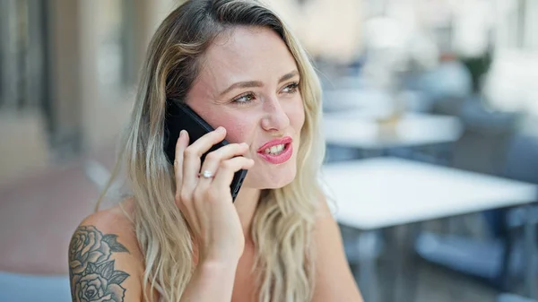 Junge Blonde Frau Spricht Auf Dem Smartphone Und Sitzt Auf — Stockfoto