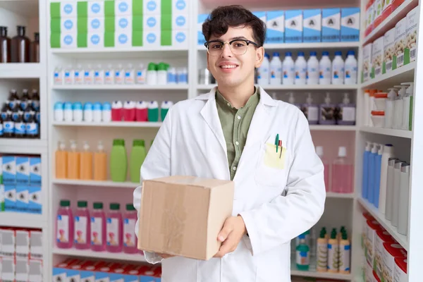 Fiatal Nem Bináris Férfi Dolgozik Gyógyszertár Gyógyszertár Holding Box Pozitív — Stock Fotó