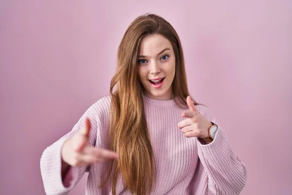 Young Caucasian Woman Standing Pink Background Pointing Fingers Camera Happy — Zdjęcie stockowe