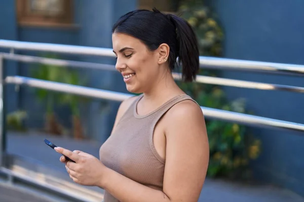 Joven Hermosa Mujer Hispana Sonriendo Confiada Usando Teléfono Inteligente Calle —  Fotos de Stock