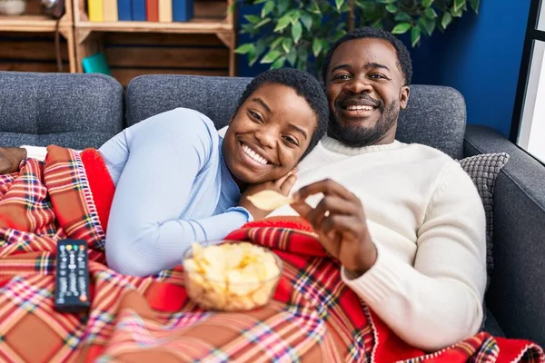 Ein Junges Afrikanisch Amerikanisches Paar Sitzt Auf Dem Sofa Vor — Stockfoto