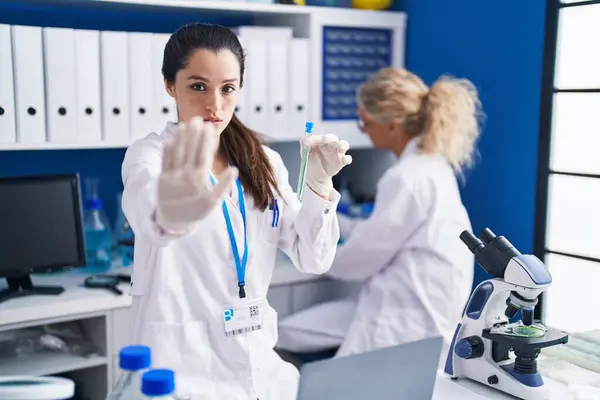 Mulher Hispânica Jovem Trabalhando Laboratório Cientista Com Mão Aberta Fazendo — Fotografia de Stock