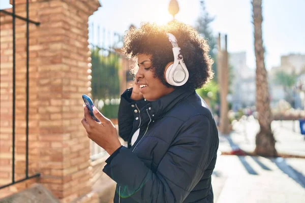 アフリカ系アメリカ人の女性が路上で音楽を聴く — ストック写真
