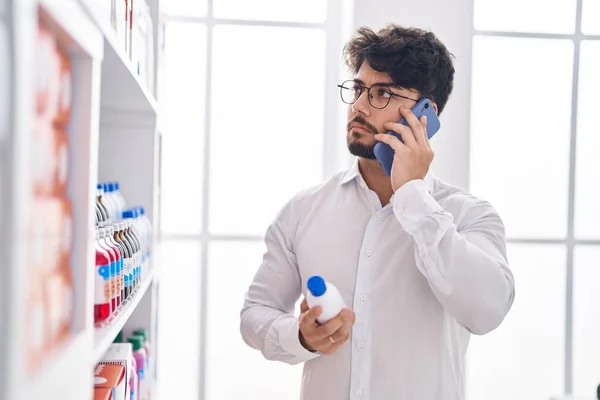 Giovane Cliente Uomo Ispanico Parlando Smartphone Bottiglia Farmacia — Foto Stock