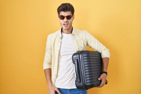 Spanyol Asıllı Genç Bir Adam Elinde Bavuluyla Yaz Tatiline Çıkıyor — Stok fotoğraf