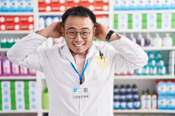 Jovem Chinês Trabalhando Farmácia Farmácia Relaxante Alongamento Braços Mãos Atrás — Fotografia de Stock