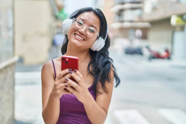 若い中国人女性はストリートで音楽を聴く — ストック写真
