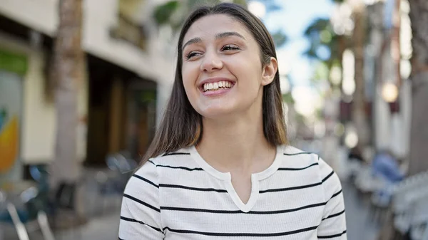 Genç Güzel Spanyol Bir Kadın Gülümsüyor Kahve Dükkanının Terasında Kendine — Stok fotoğraf