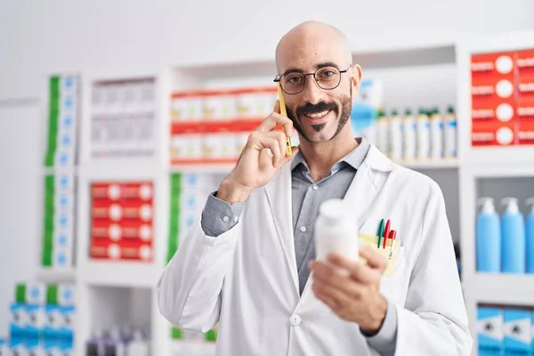 Young Hispanic Man Pharmacist Talking Smartphone Holding Pills Pharmacy — Stock Photo, Image