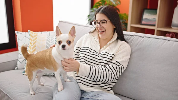 Joven Mujer Hispana Con Perro Chihuahua Sentado Sofá Jugando Juntos — Foto de Stock