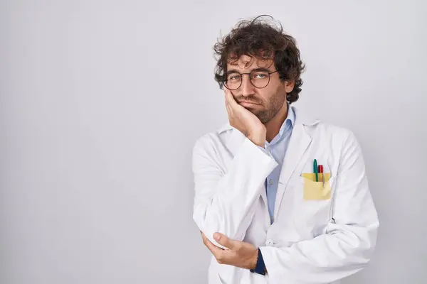 Spanyol Doktor Üniforması Giyen Genç Adam Çapraz Kollu Depresyondan Yorgun — Stok fotoğraf