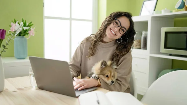 Junge Hispanische Frau Mit Hund Sitzt Mit Laptop Auf Tisch — Stockfoto