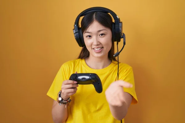 中国年轻女子玩电子游戏时牵着控制器笑容满面 手牵手给与帮助和接纳 — 图库照片