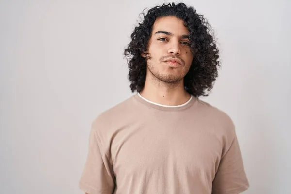 Ein Hispanischer Mann Mit Lockigem Haar Der Vor Weißem Hintergrund — Stockfoto