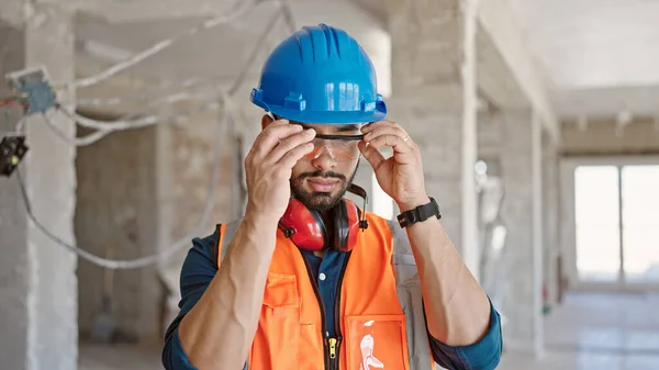 Ung Latinamerikansk Man Byggmästare Bär Hatt Glasögon Byggarbetsplatsen — Stockfoto