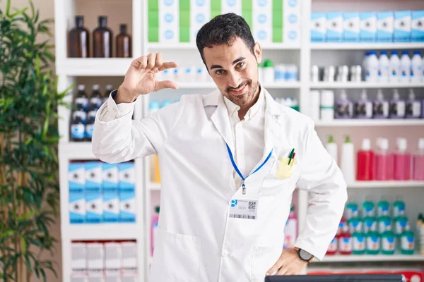 Hombre Hispano Guapo Que Trabaja Farmacia Sonriendo Confiado Gesto Con — Foto de Stock