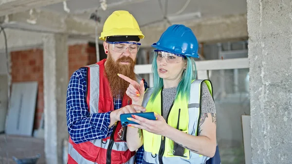 Man Woman Builders Using Smartphone Working Construction Site — Stock Photo, Image