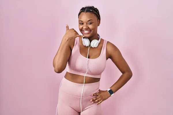 Afro Amerikaanse Vrouw Met Vlechten Sportkleding Koptelefoon Lachend Telefoongebaar Makend — Stockfoto