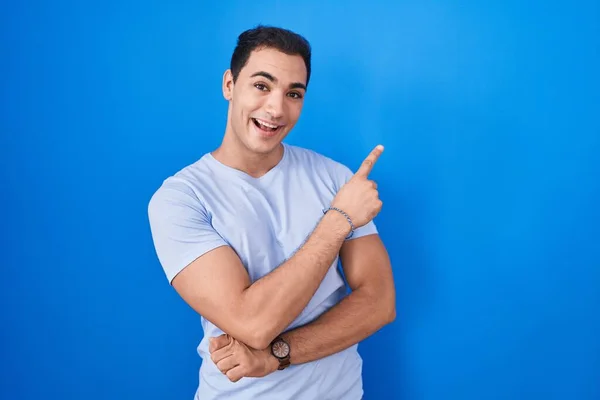 Young Hispanic Man Standing Blue Background Big Smile Face Pointing — Stock Photo, Image