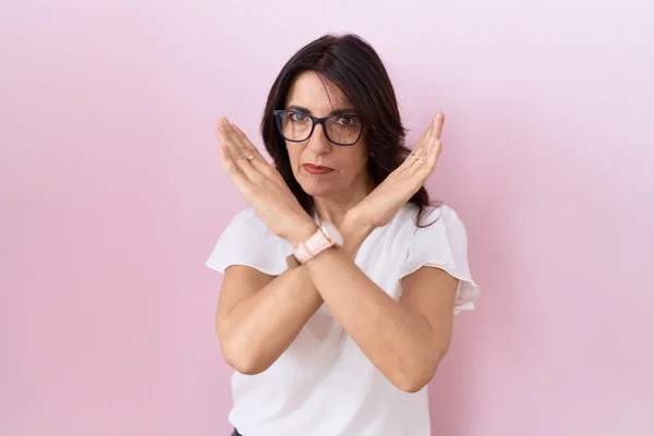 Orta Yaşlı Spanyol Kadın Günlük Beyaz Tişört Gözlük Takıyor Reddedilmiş — Stok fotoğraf