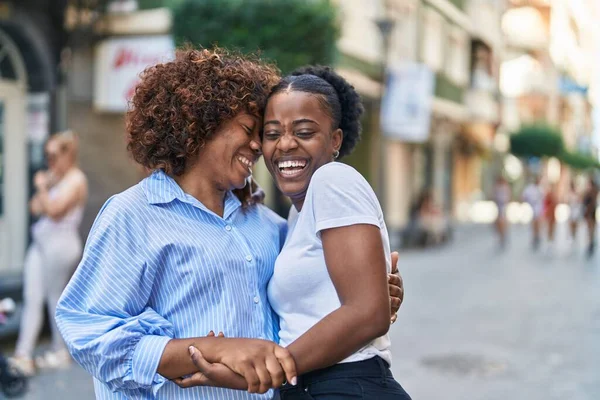 African American Women Mother Daughter Hugging Each Other Street — Stock Photo, Image