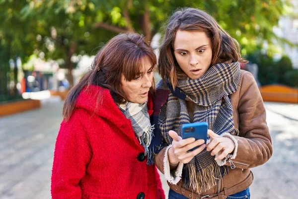 Δύο Γυναίκες Μητέρα Και Κόρη Χρησιμοποιώντας Smartphone Έκφραση Έκπληξη Στο — Φωτογραφία Αρχείου
