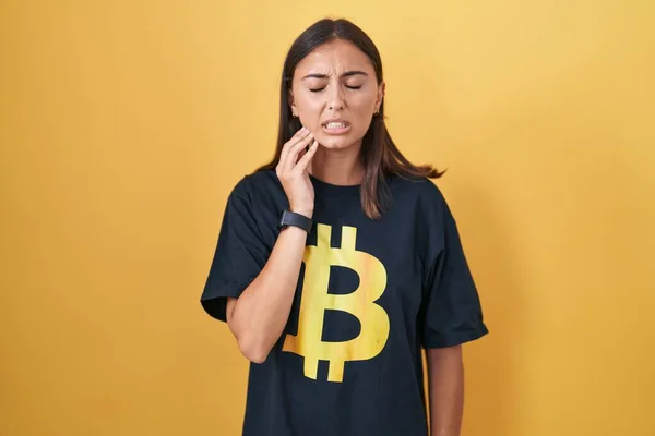Bitcoin Tişörtü Giyen Genç Spanyol Kadın Diş Ağrısı Diş Hastalığından — Stok fotoğraf