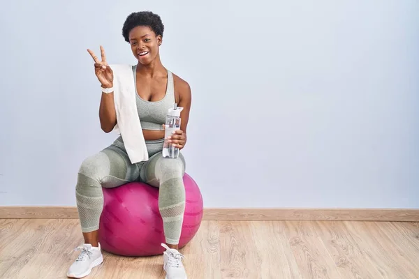 Afrikansk Amerikansk Kvinna Sportkläder Sitter Pilates Boll Leende Med Glada — Stockfoto