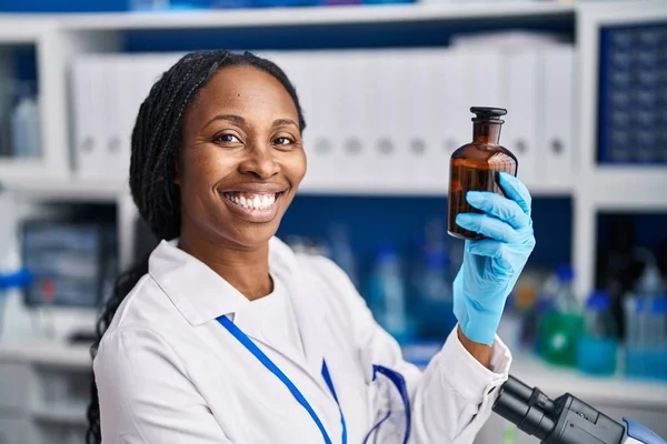 Afričanky Americká Žena Sobě Vědec Uniforma Držení Láhev Laboratoř — Stock fotografie